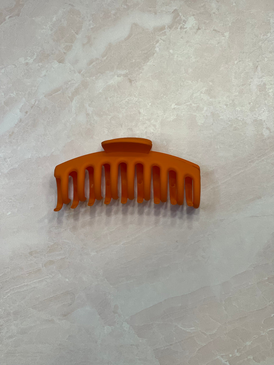 orange claw clip; orange hair clip