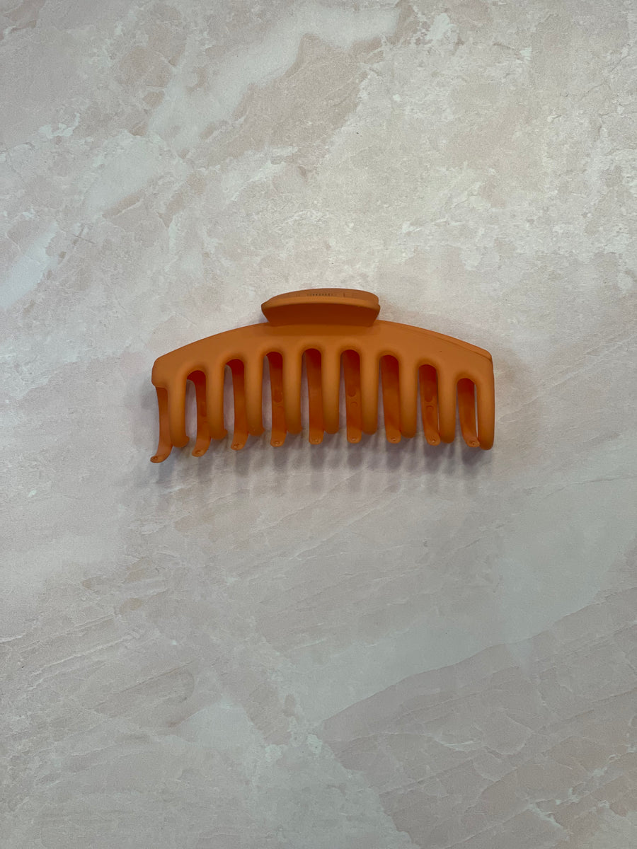 orange claw clip; orange hair clip