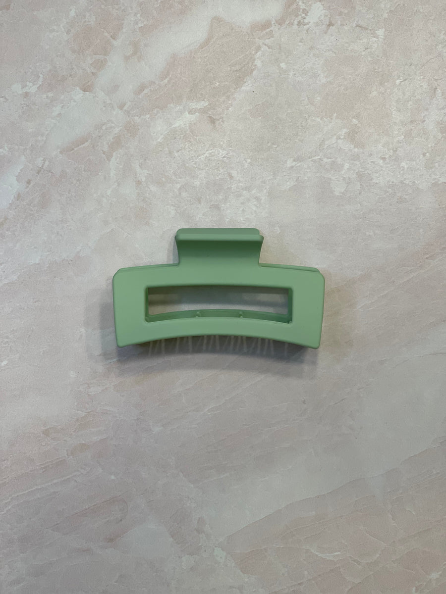 green hair clip; green claw clip